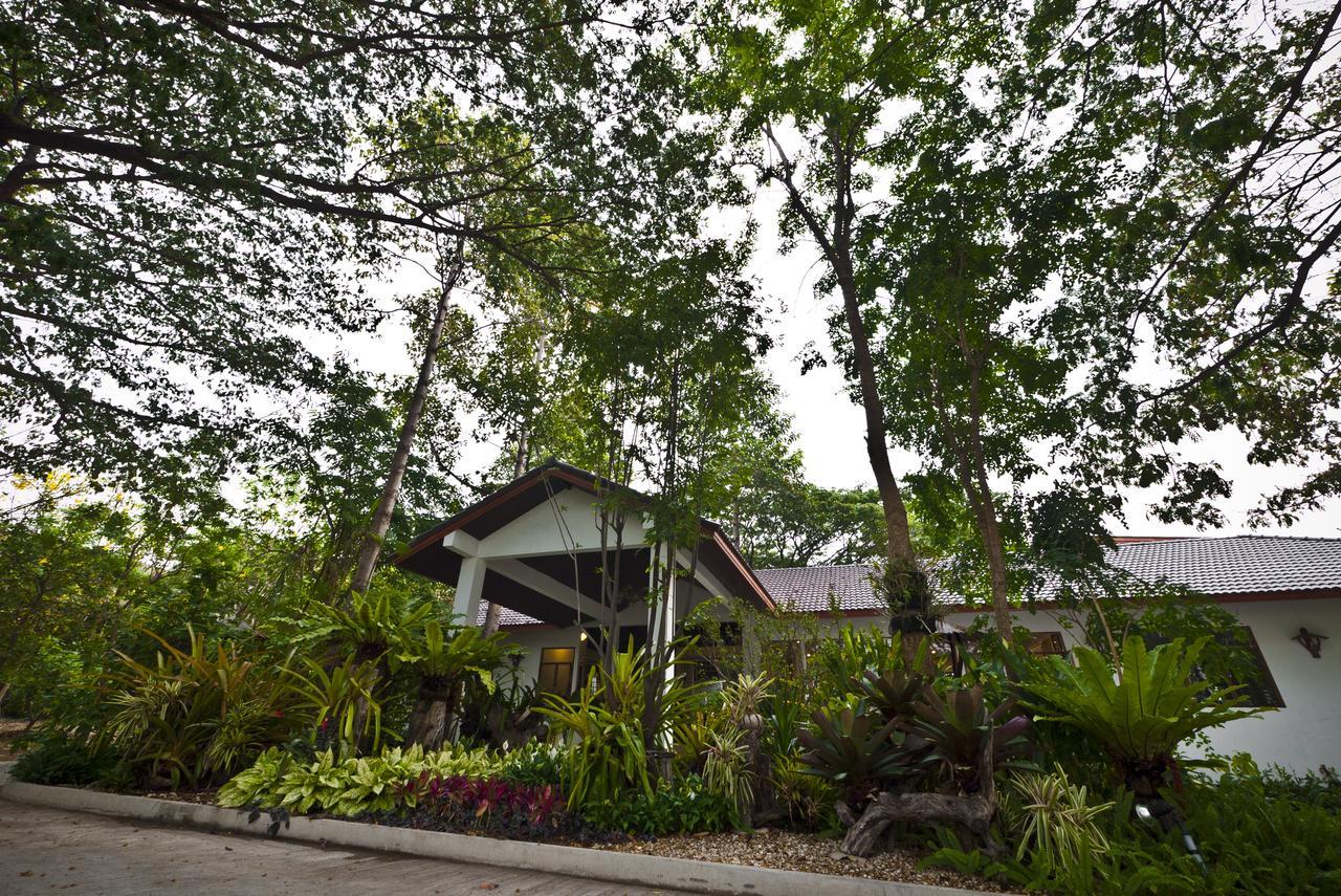 Tree House Hotel Sisaket Exterior photo